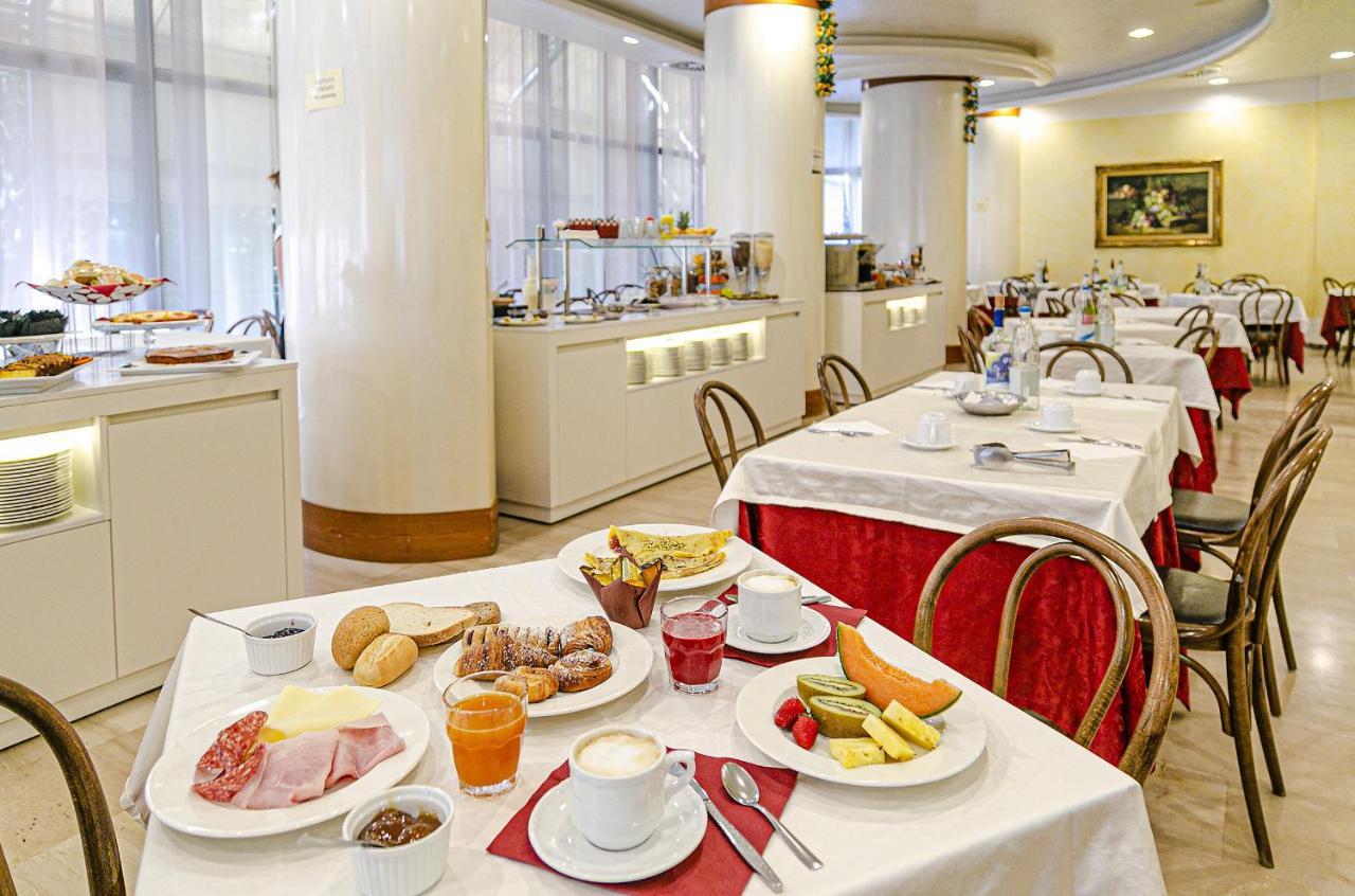 Hotel Metropolitan Белариа-Игеа Марина Екстериор снимка