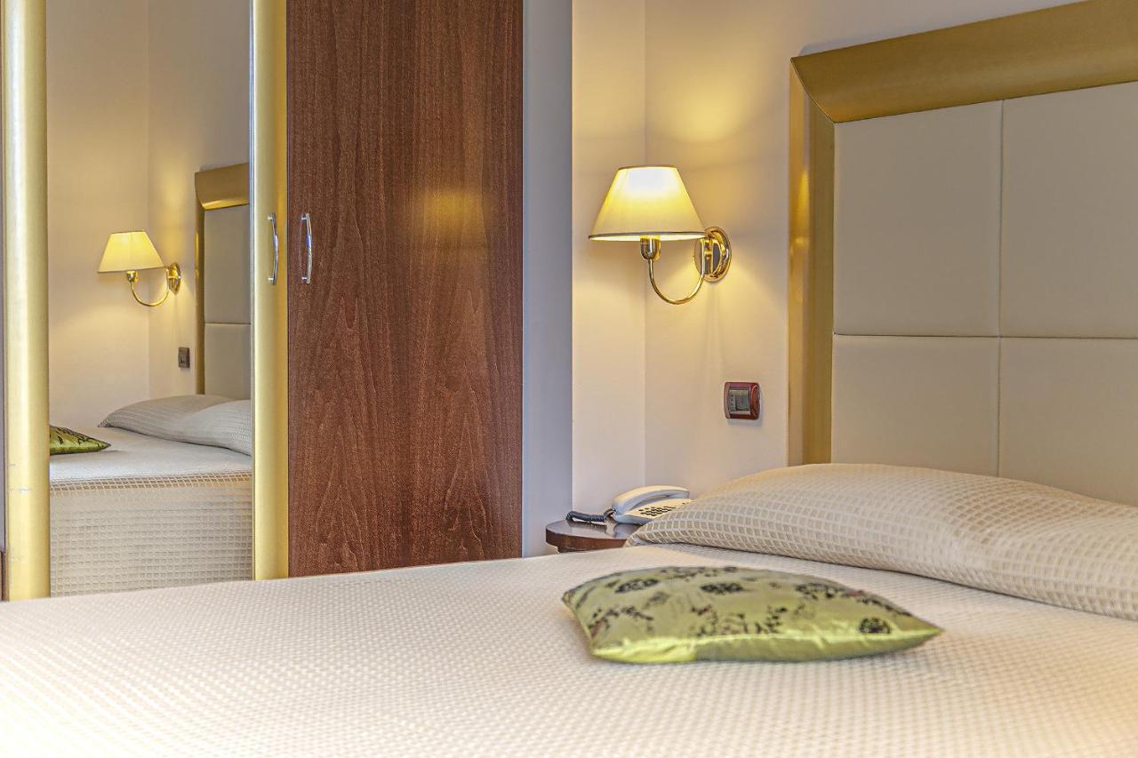 Hotel Metropolitan Белариа-Игеа Марина Екстериор снимка