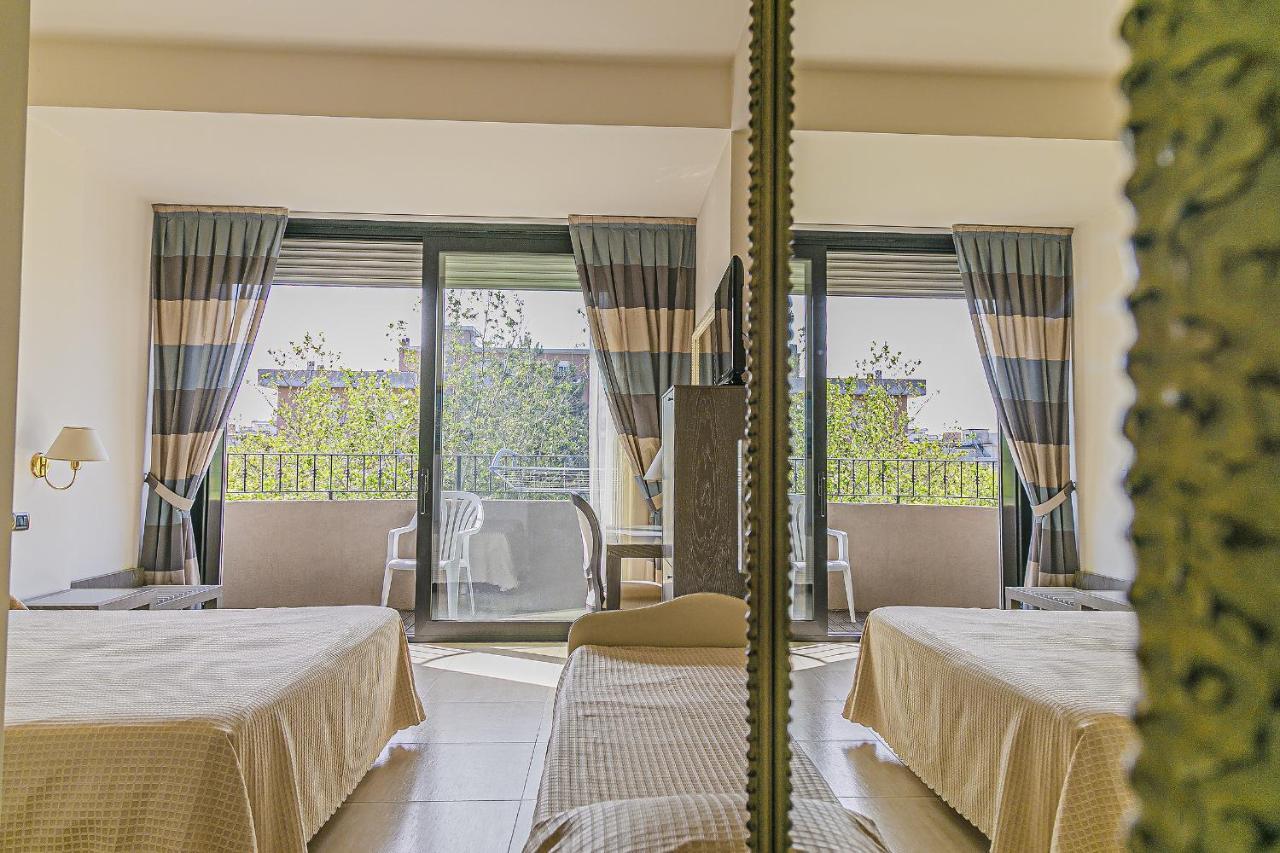 Hotel Metropolitan Белариа-Игеа Марина Екстериор снимка