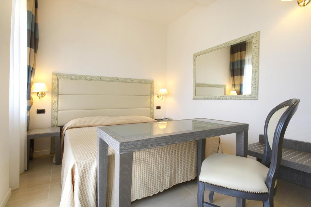 Hotel Metropolitan Белариа-Игеа Марина Екстериор снимка