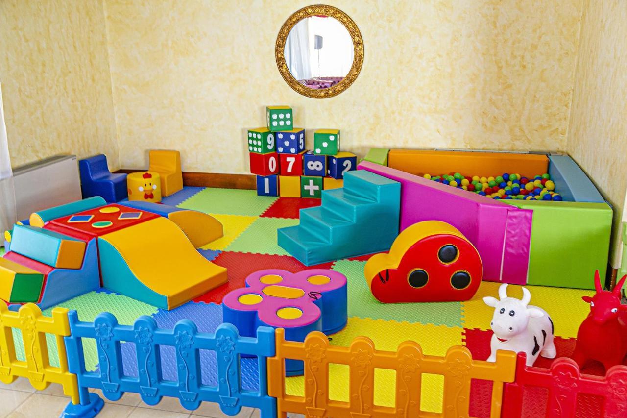 Hotel Metropolitan Белариа-Игеа Марина Екстериор снимка