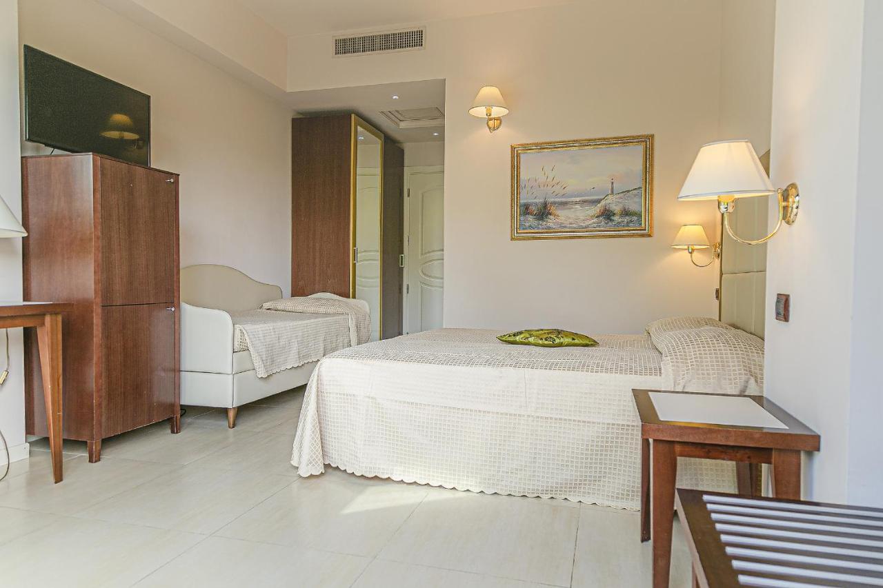 Hotel Metropolitan Белариа-Игеа Марина Екстериор снимка