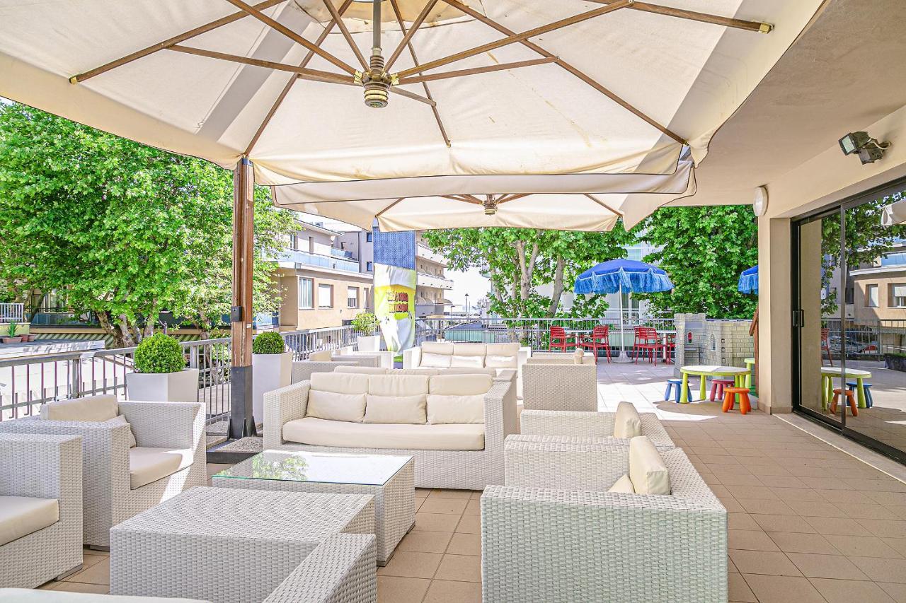 Hotel Metropolitan Белариа-Игеа Марина Екстериор снимка
