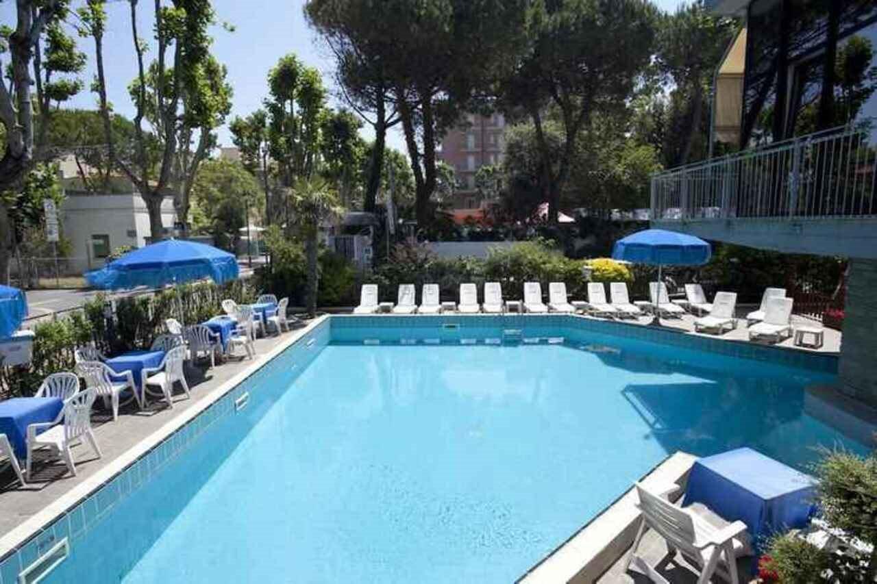 Hotel Metropolitan Белариа-Игеа Марина Екстериор снимка