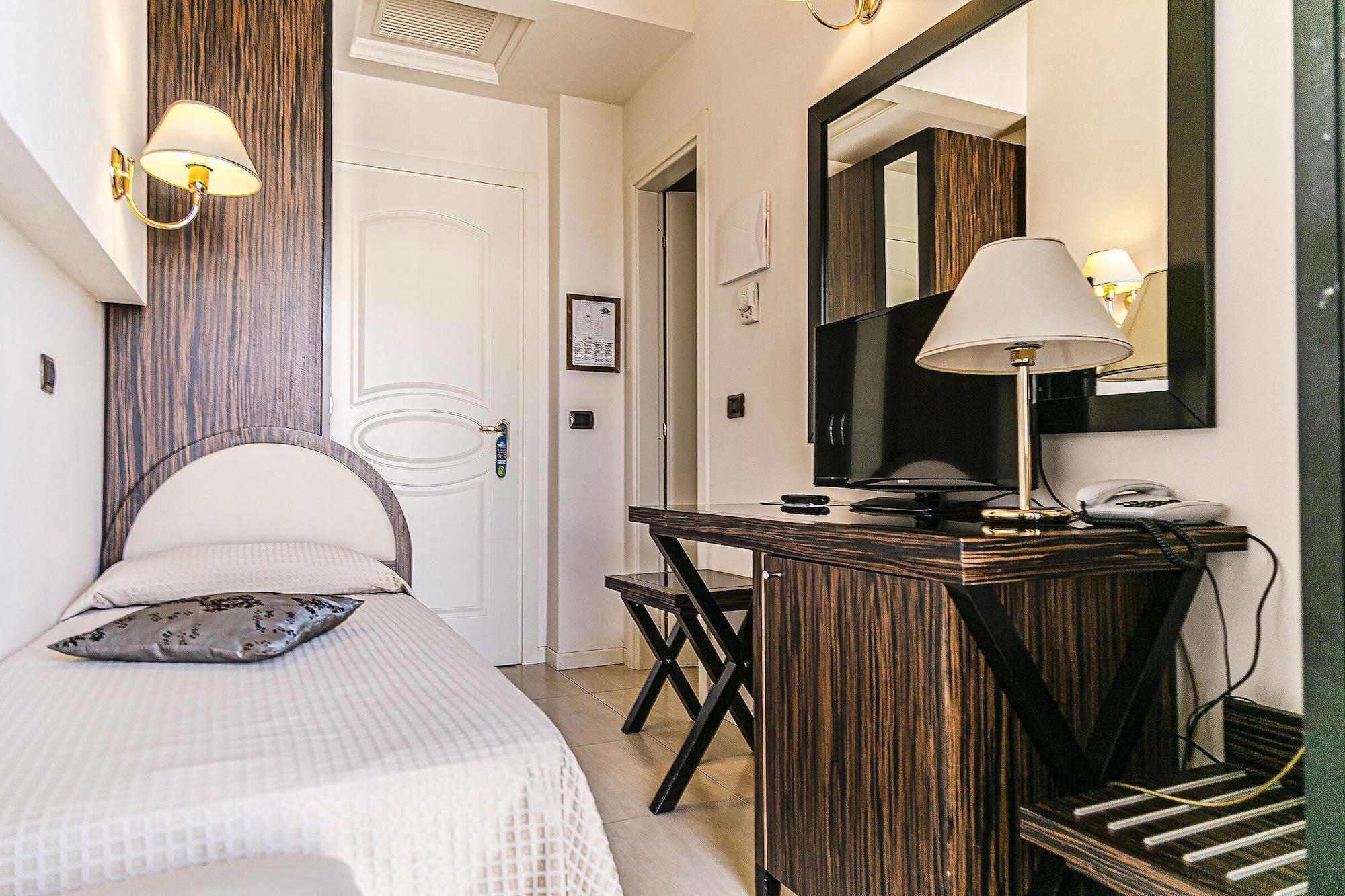 Hotel Metropolitan Белариа-Игеа Марина Екстериор снимка