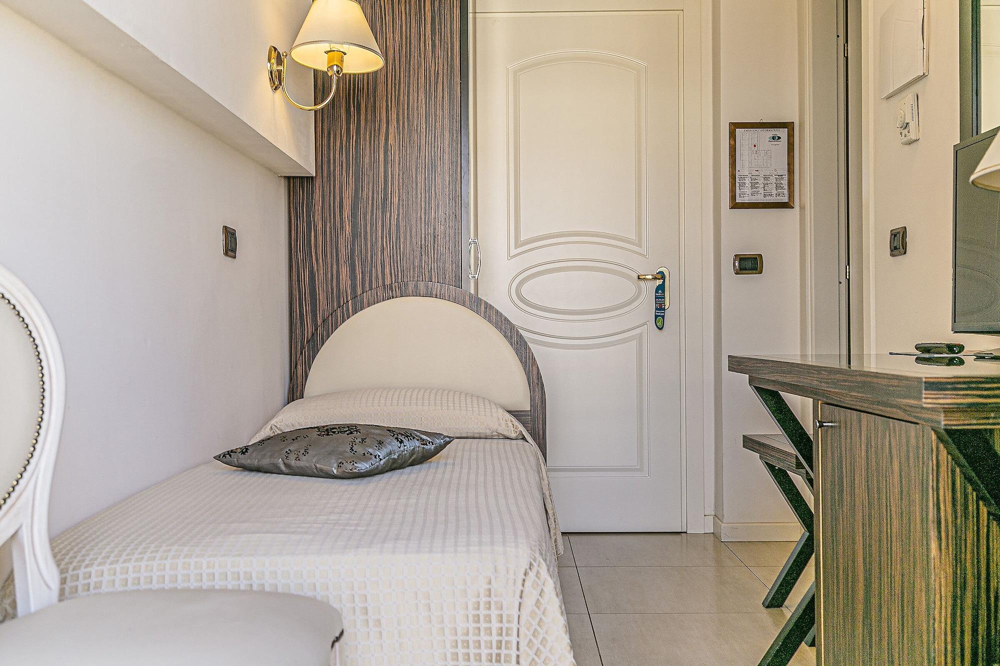 Hotel Metropolitan Белариа-Игеа Марина Екстериор снимка