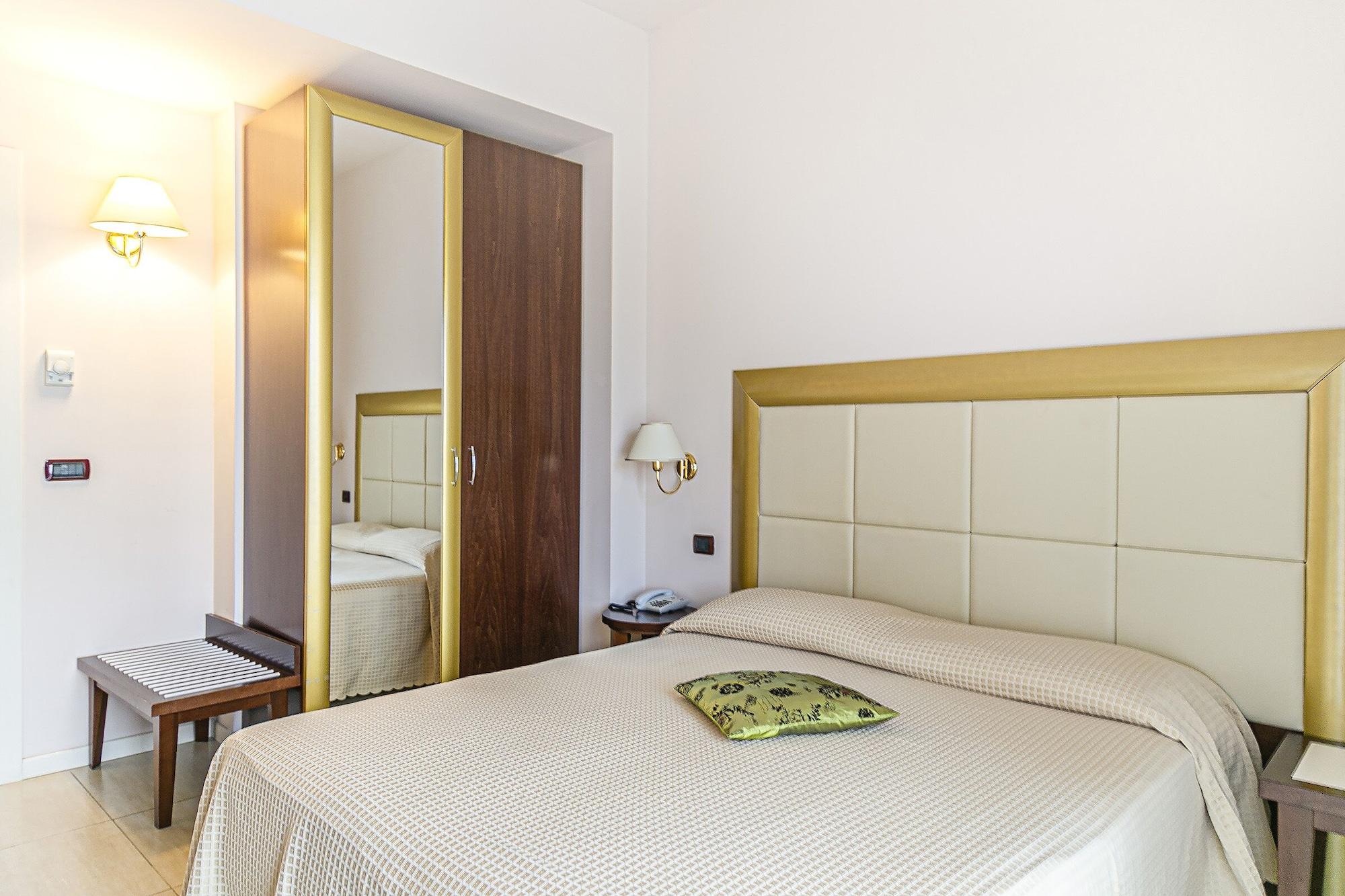 Hotel Metropolitan Белариа-Игеа Марина Екстериор снимка