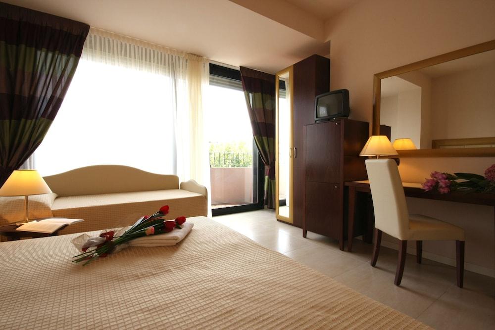 Hotel Metropolitan Белариа-Игеа Марина Екстериор снимка