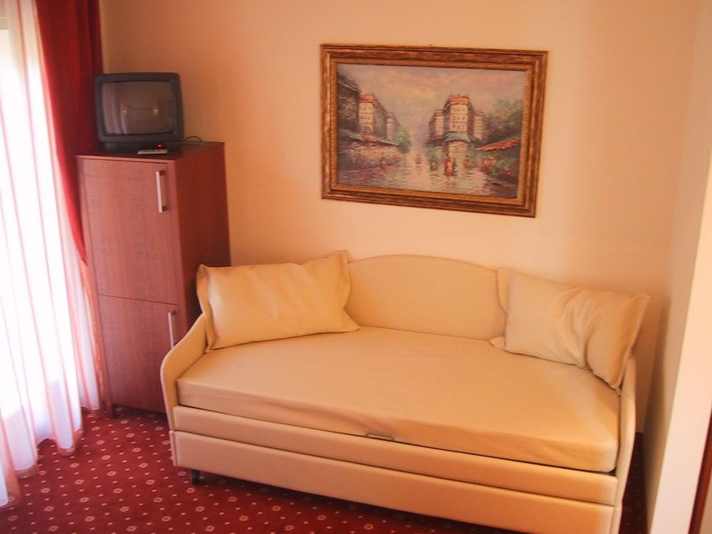 Hotel Metropolitan Белариа-Игеа Марина Екстериор снимка