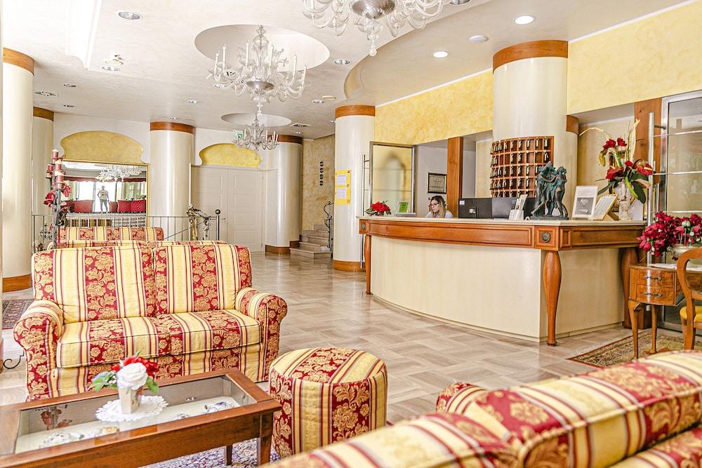 Hotel Metropolitan Белариа-Игеа Марина Екстериор снимка