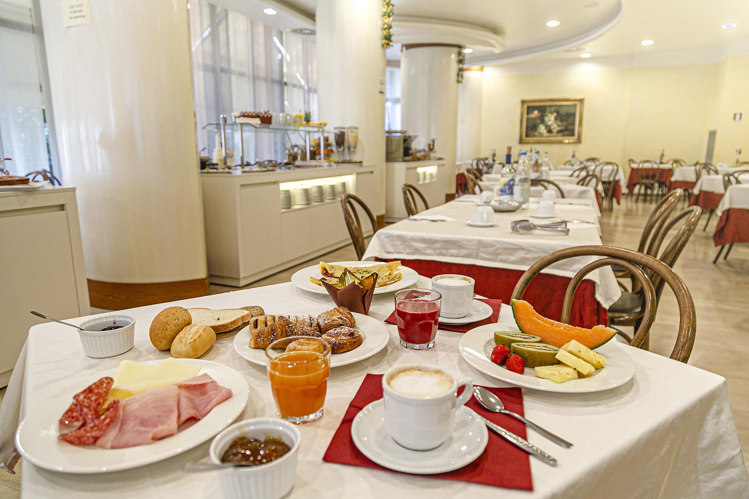 Hotel Metropolitan Белариа-Игеа Марина Екстериор снимка