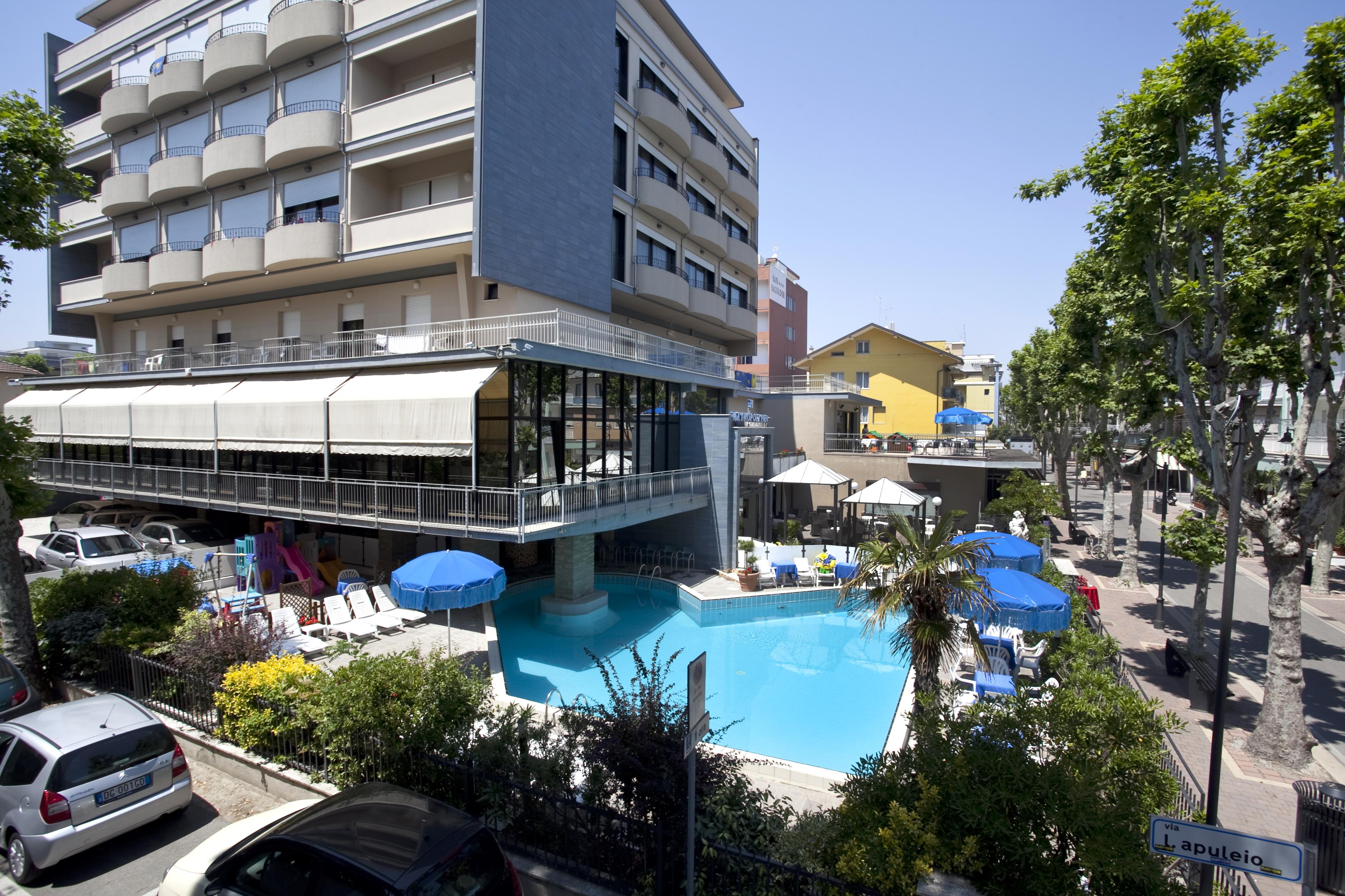 Hotel Metropolitan Белариа-Игеа Марина Екстериор снимка