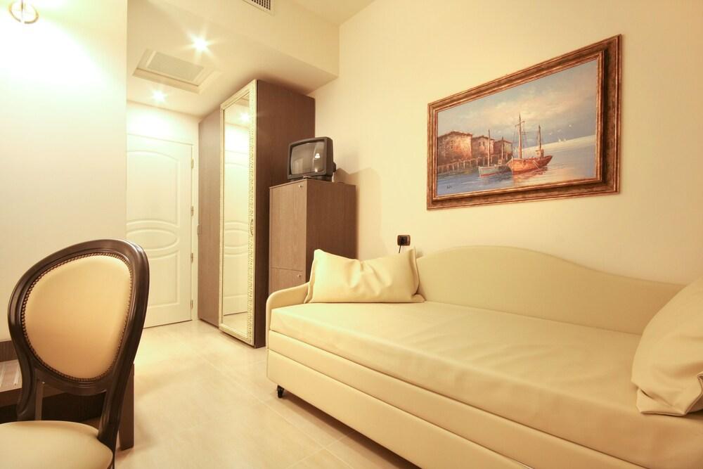 Hotel Metropolitan Белариа-Игеа Марина Екстериор снимка