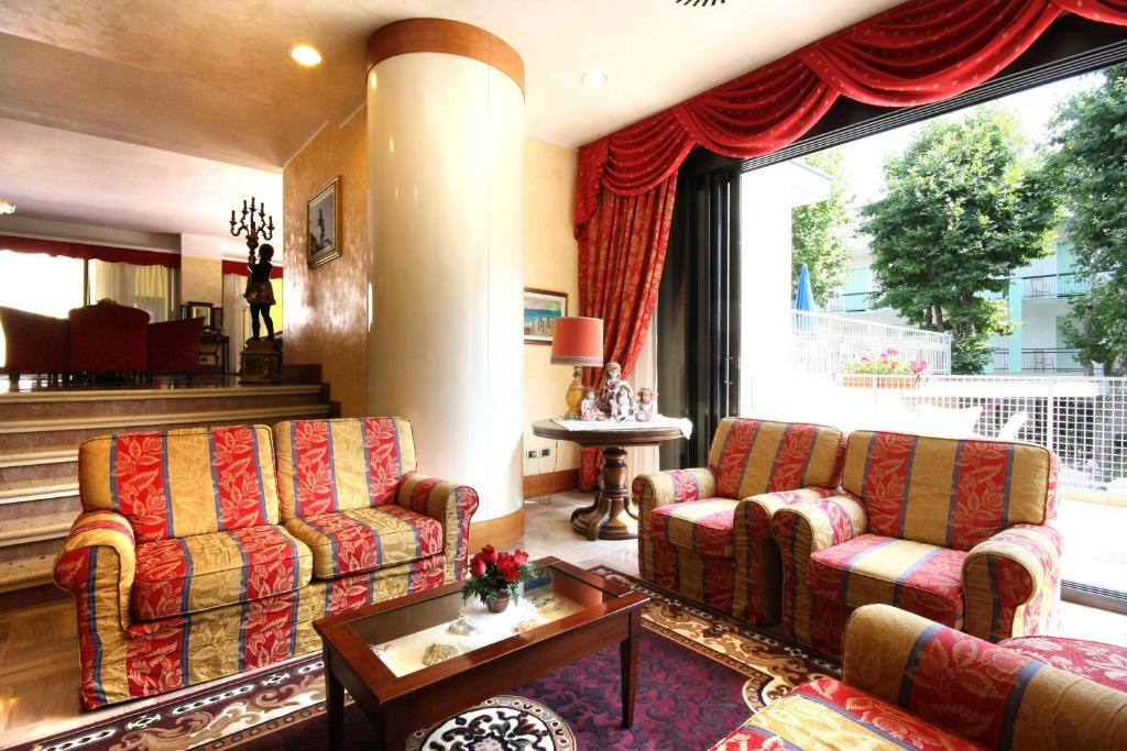 Hotel Metropolitan Белариа-Игеа Марина Екстериор снимка