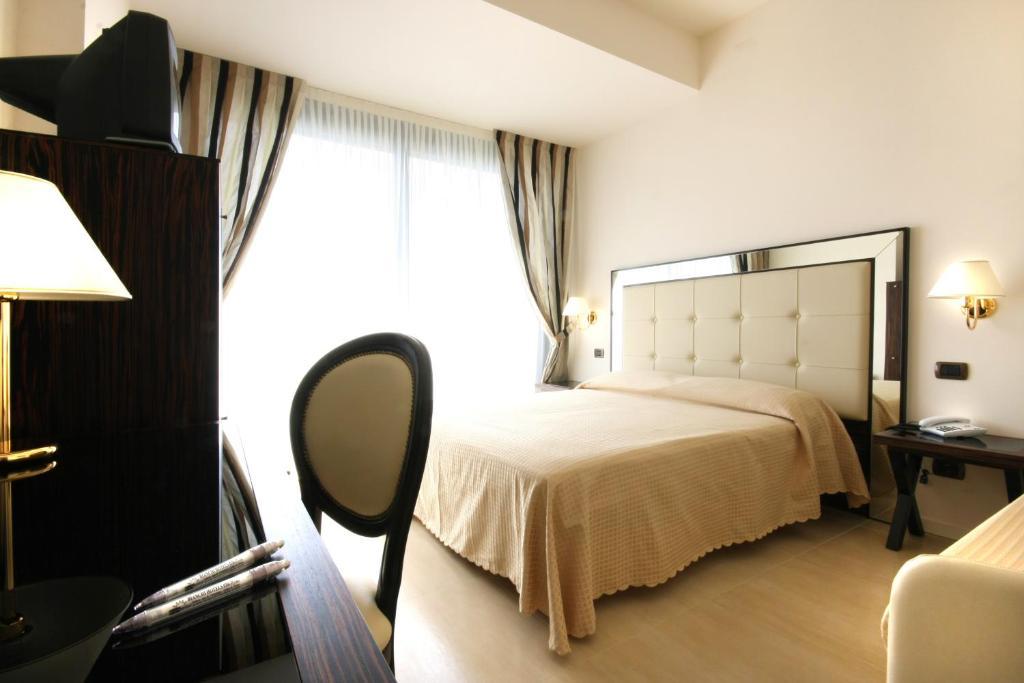 Hotel Metropolitan Белариа-Игеа Марина Екстериор снимка