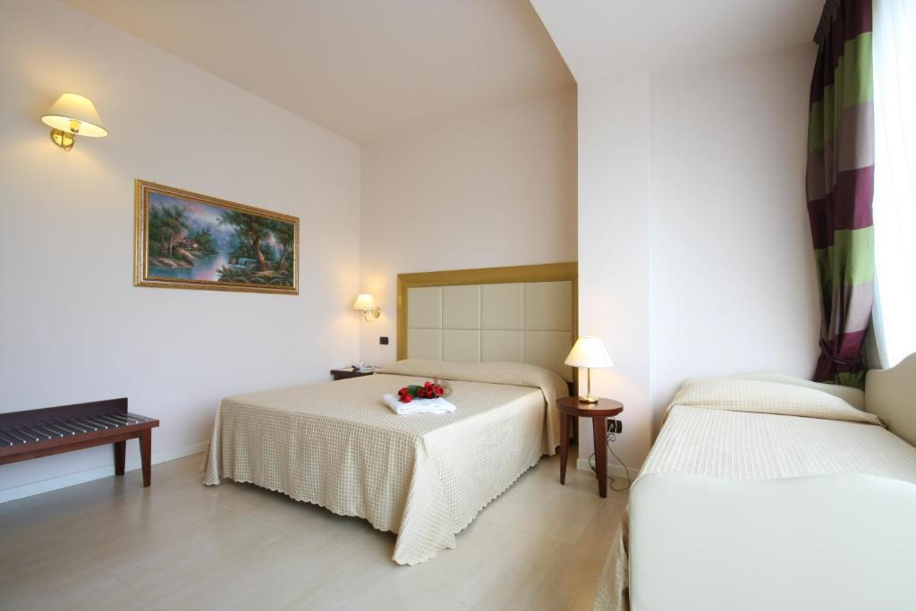 Hotel Metropolitan Белариа-Игеа Марина Екстериор снимка