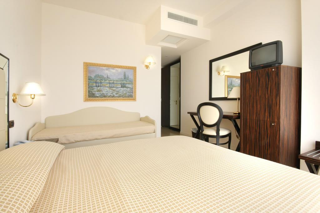 Hotel Metropolitan Белариа-Игеа Марина Екстериор снимка