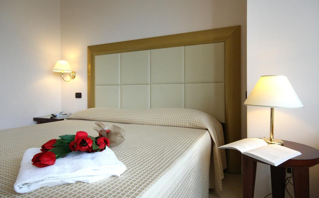 Hotel Metropolitan Белариа-Игеа Марина Екстериор снимка